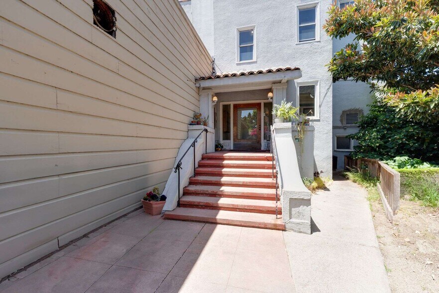 More Photos Of 5636 College Ave, Oakland Apartments For Sale