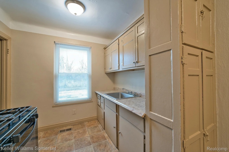More Photos Of 51 Spokane Dr, Pontiac Apartments For Sale