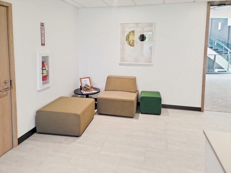 Primary Photo Of 11400 Airport Rd, Everett Coworking Space