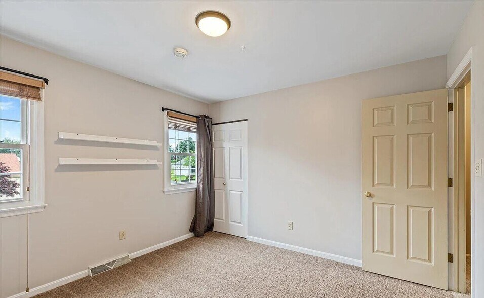 More Photos Of 585 Westbrooke Dr, Elizabethtown Specialty For Lease
