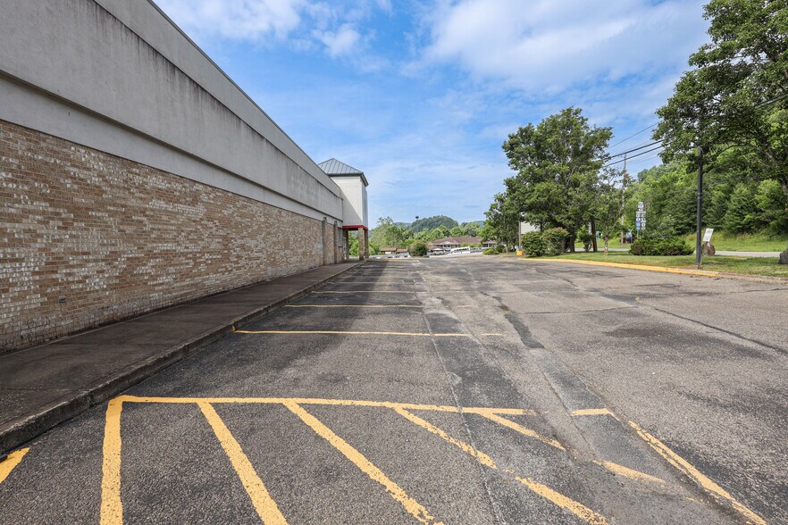 More Photos Of 902 N Lewis St, Glenville Drugstore For Sale