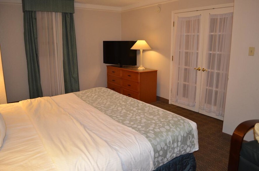 More Photos Of 5201 N State Line Ave, Texarkana Hotel For Sale