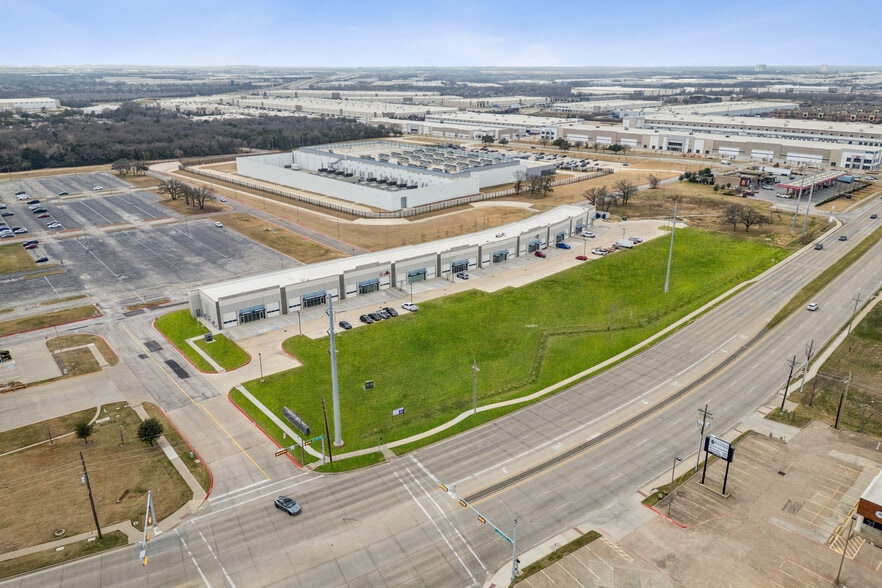 More Photos Of 550 W Round Grove Rd, Lewisville Showroom For Lease
