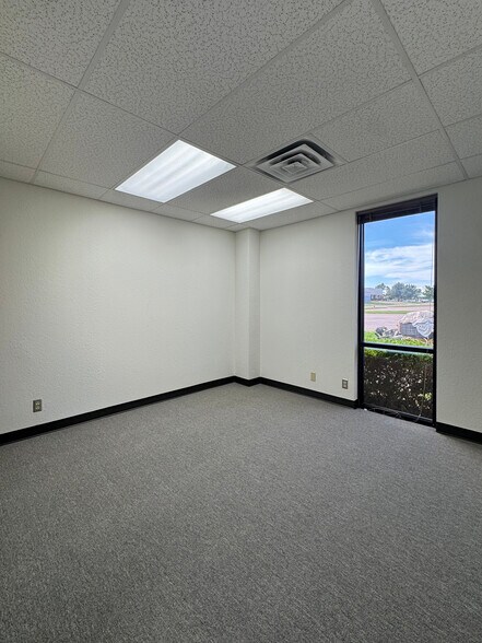 More Photos Of 2005 N Willow Ave, Broken Arrow Service For Lease