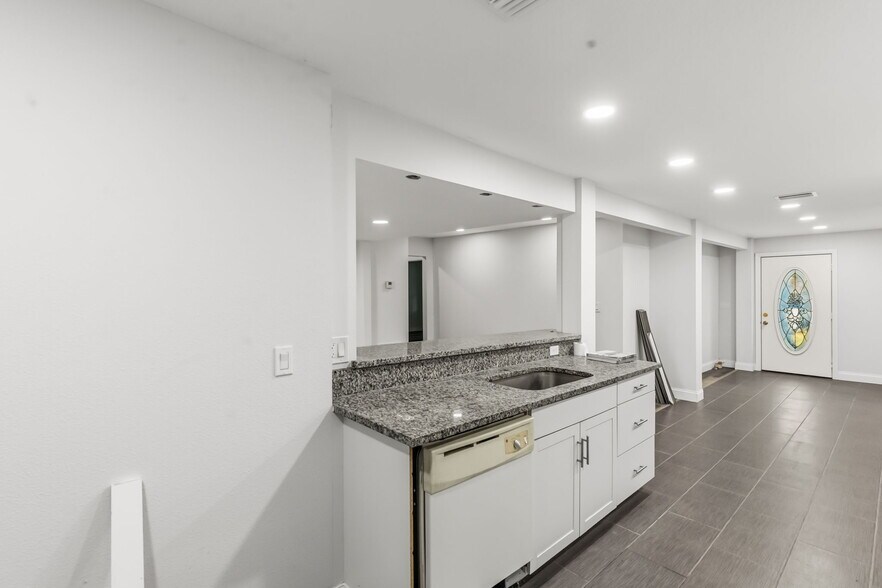 More Photos Of 2726 6th Ave W, Bradenton Serviced Offices For Sale