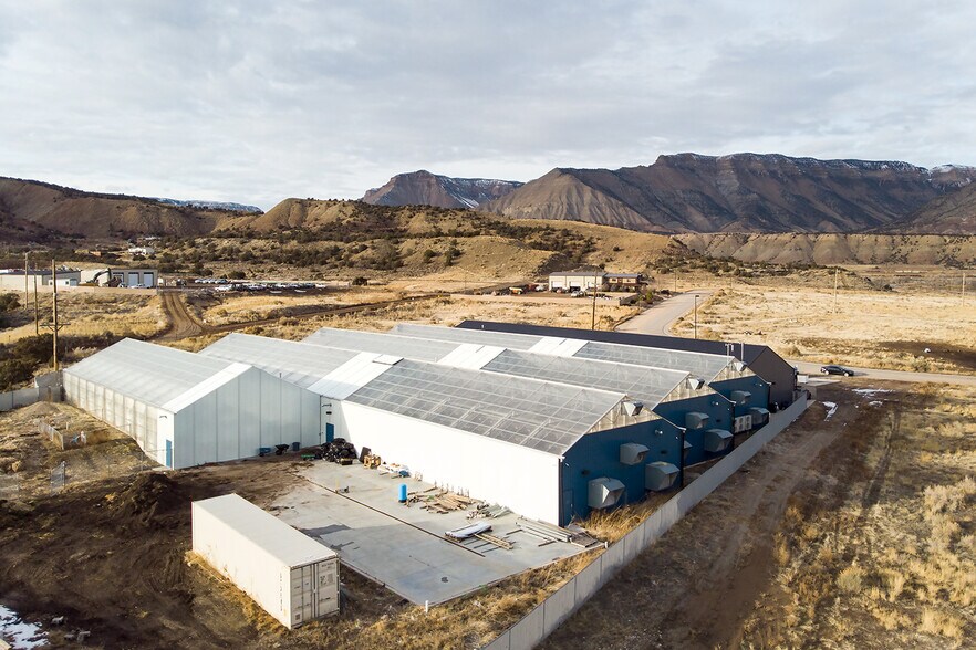 More Photos Of 111 Diamond Loop, Parachute Warehouse For Lease