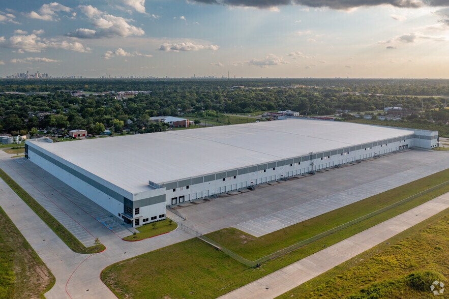 More Photos Of 13300 John F Kennedy Blvd, Houston Distribution For Lease
