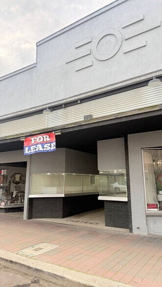 Primary Photo Of 133-135 S K St, Tulare Storefront For Lease