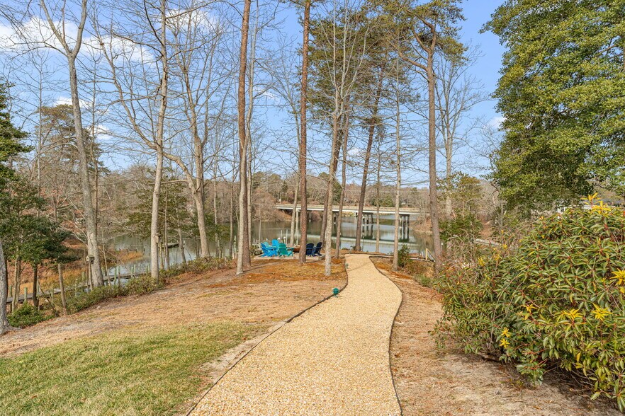 More Photos Of 97 Currell Cove Ln, White Stone Specialty For Sale