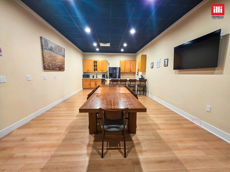More Photos Of 18551 Ventura Blvd, Tarzana Storefront For Lease
