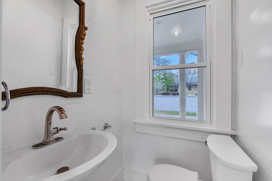 More Photos Of 511 S Travis St, Sherman Office For Sale