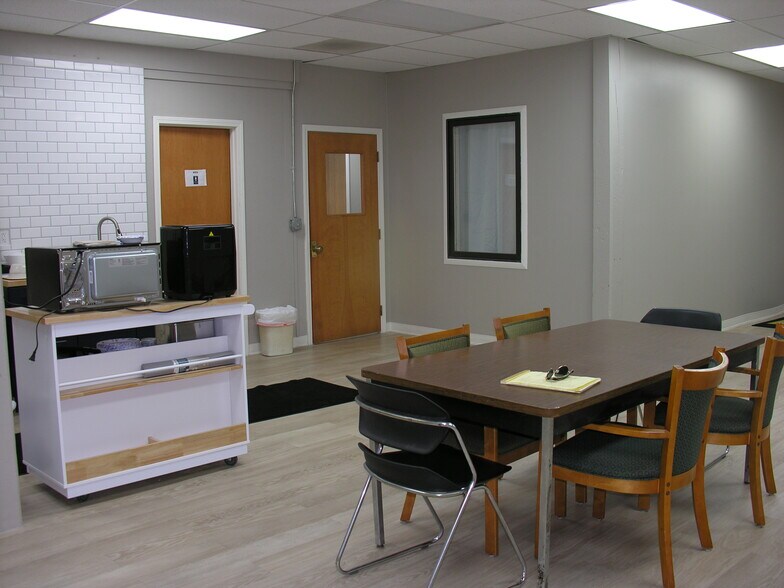 More Photos Of 220 W Wayne St, Kendallville Warehouse For Lease