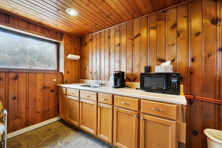 More Photos Of 6220 Knollwood Rd, Springfield Warehouse For Sale