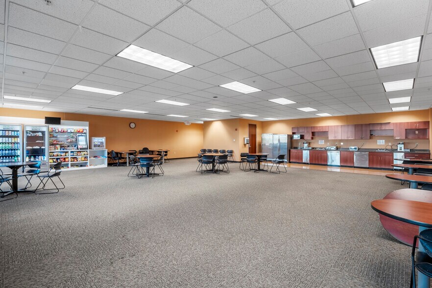 More Photos Of 111 Corporate Office Dr, Earth City Office For Lease