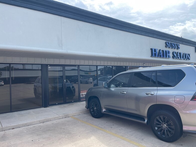 More Photos Of 701 E Main St, Tomball Storefront For Lease