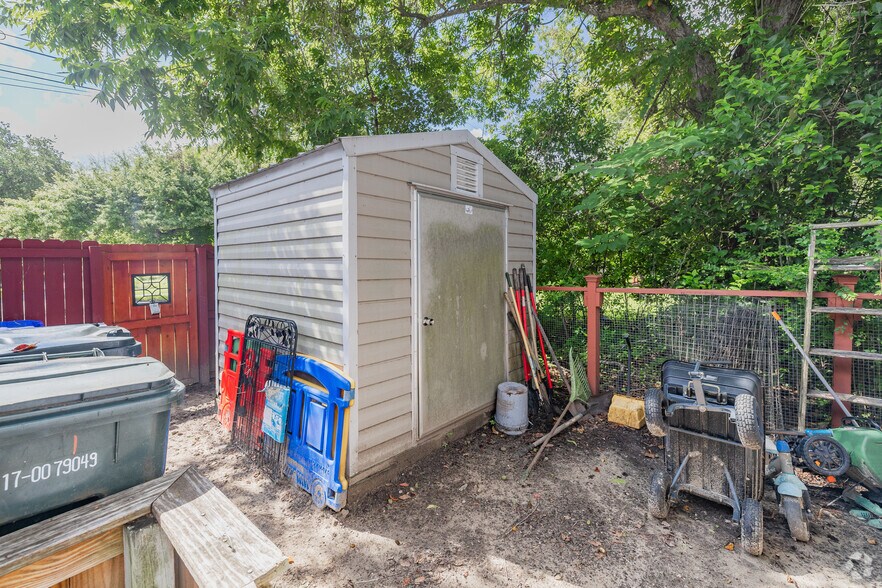 More Photos Of 24 Sycamore Ave, Charleston General Retail For Sale