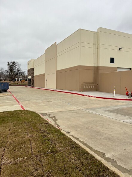 More Photos Of 1100 Lakeside Parkway, Flower Mound Industrial For Lease