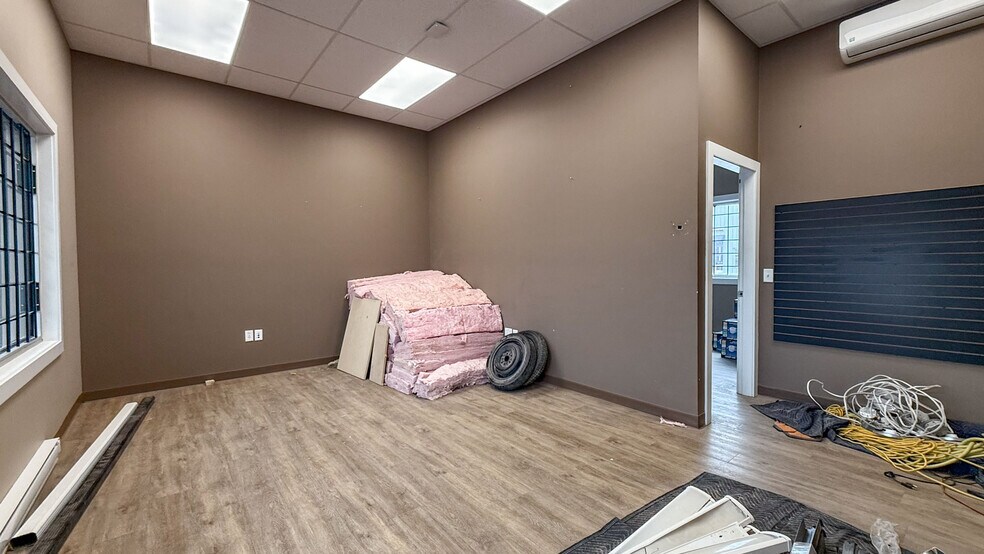 More Photos Of 9013-9021 Jim Bailey Rd, Kelowna Manufacturing For Sale