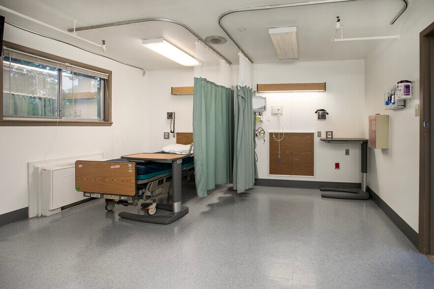 More Photos Of 707 N Waldrip St, Grand Saline Hospital For Lease