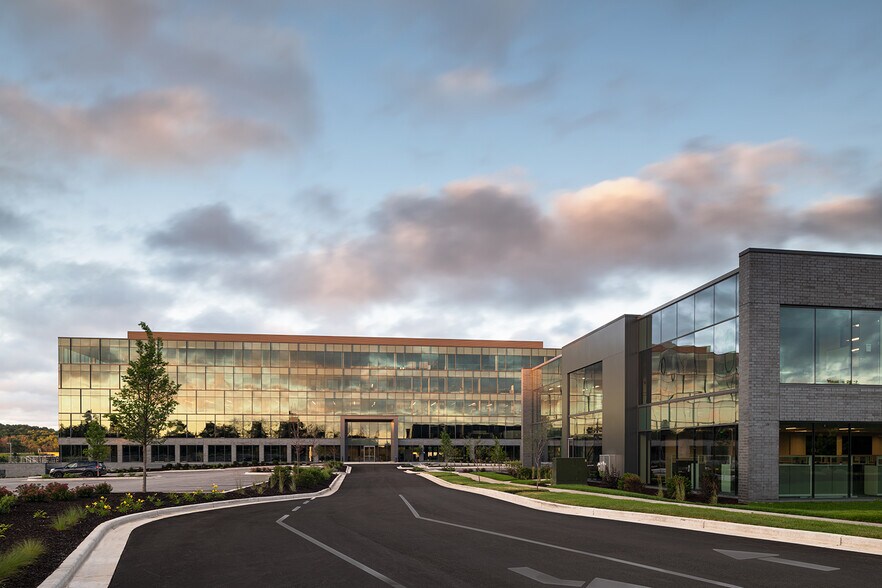More Photos Of 17335 Golf Pkwy, Brookfield Office For Lease