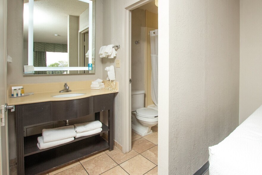 More Photos Of 5101 Ellison St NE, Albuquerque Hotel For Sale