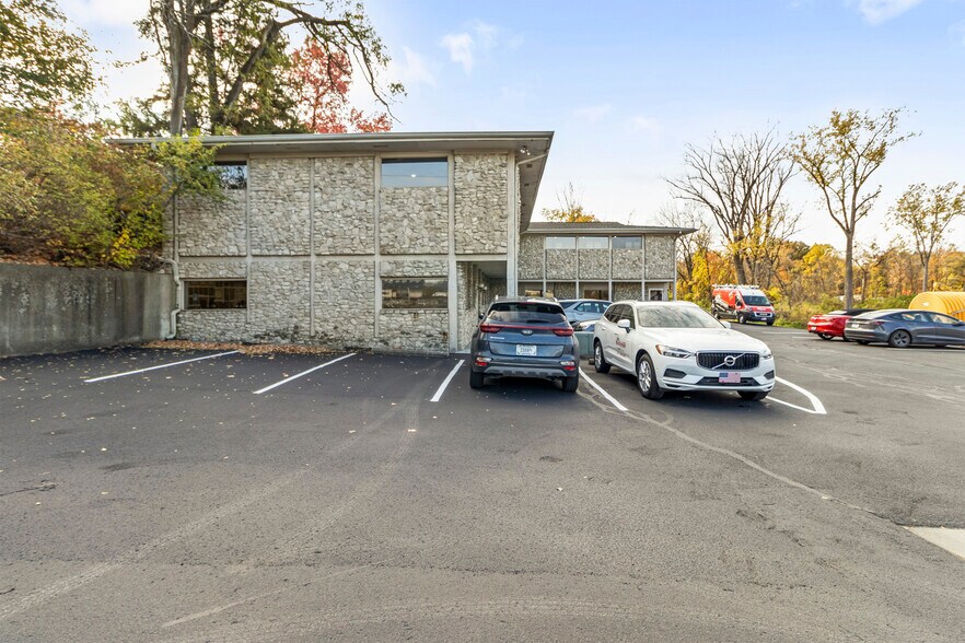 More Photos Of 1717 E 116th St, Carmel Office For Lease