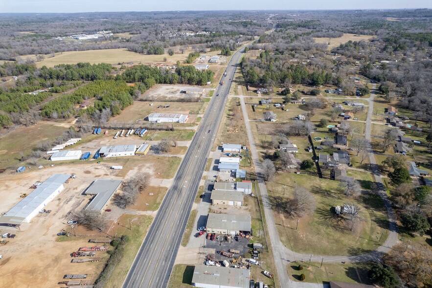 More Photos Of 5424 W Oak St, Palestine Showroom For Lease