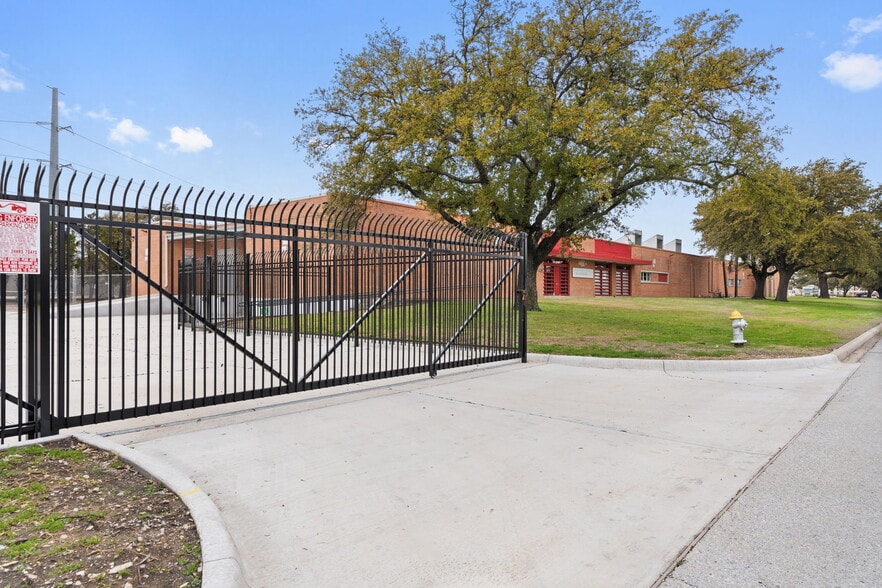 More Photos Of 8107 Chancellor Row, Dallas Warehouse For Lease