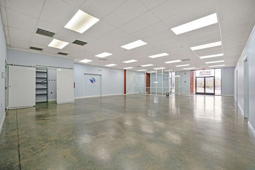 More Photos Of 2613-2617 Executive Point Dr, Monroe Showroom For Lease
