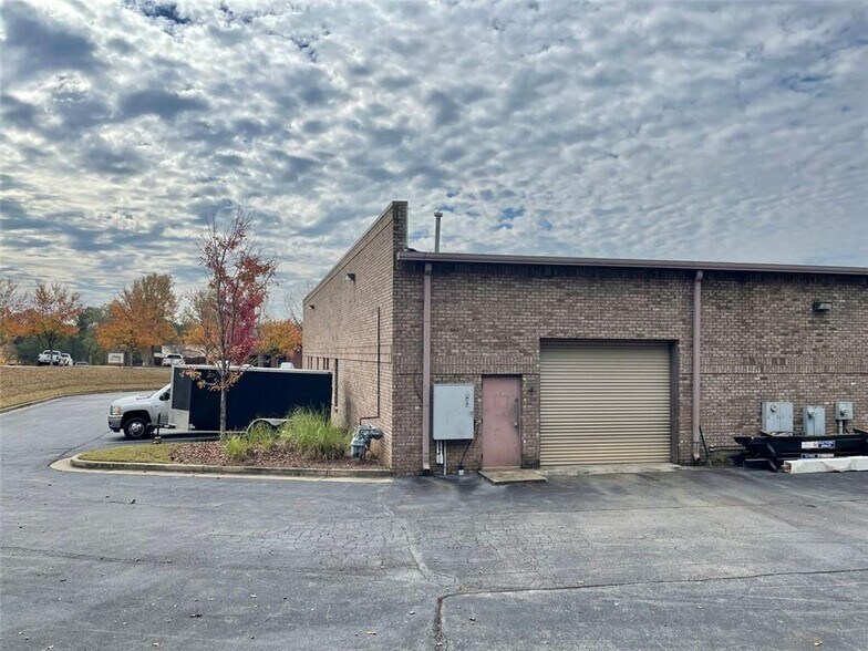 More Photos Of 4913 Summer Oak Dr, Buford Industrial For Lease