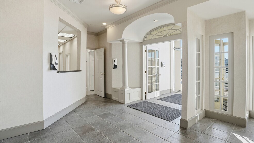 More Photos Of 325 W Park Ave, Long Beach Medical For Sale