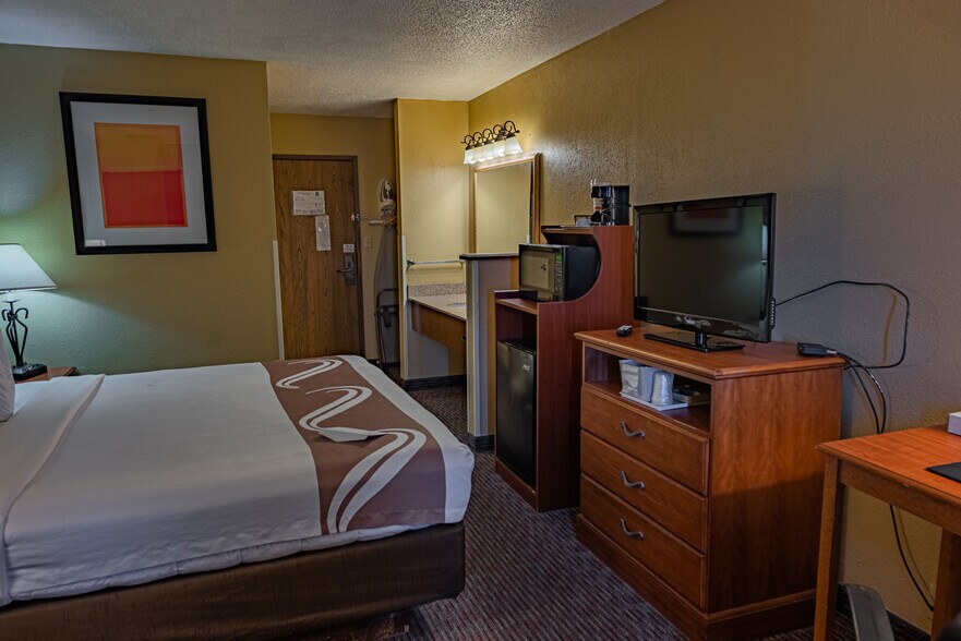 More Photos Of 730 E Jennifer Ln, Sidney Hotel For Sale