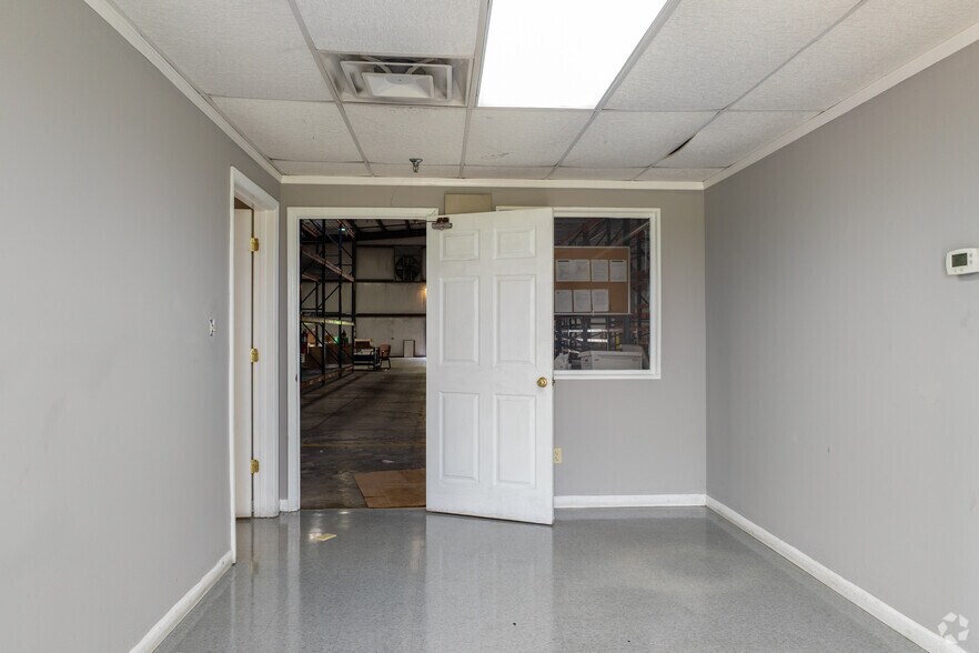 More Photos Of 197 Steed Rd, Decatur Warehouse For Lease