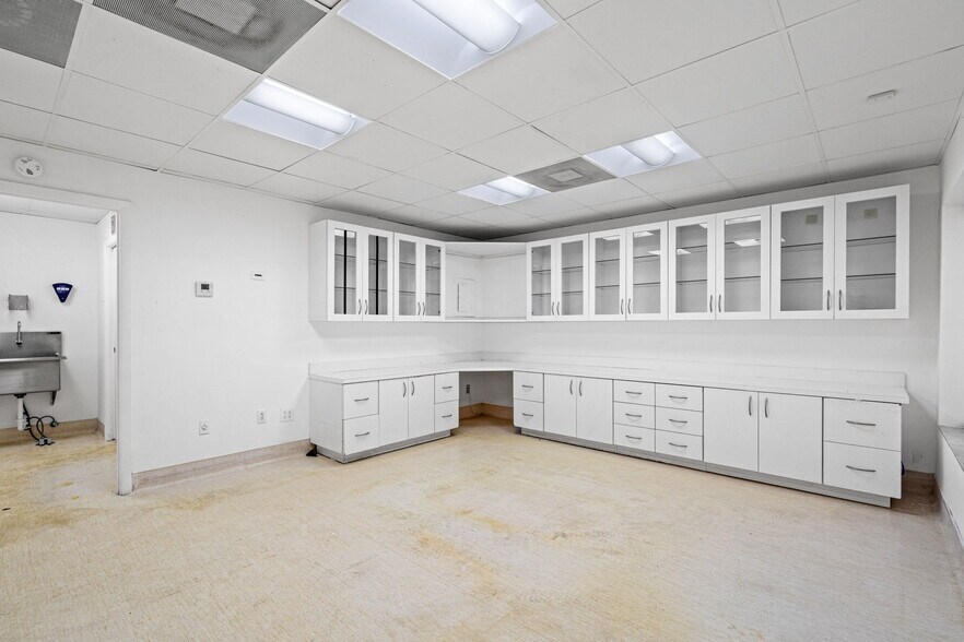 More Photos Of 6330 Manor Ln, South Miami Office For Lease