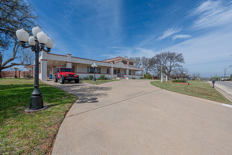 More Photos Of 1400 Sam Houston St, Sweetwater Hospitality For Sale