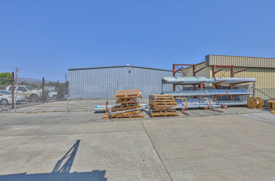 More Photos Of 50 Chamberlain St, Salinas Warehouse For Sale