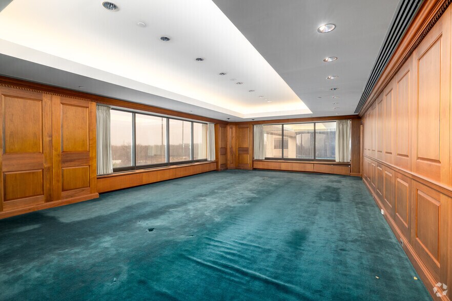 More Photos Of 53 Frontage Rd, Hampton Office For Sale