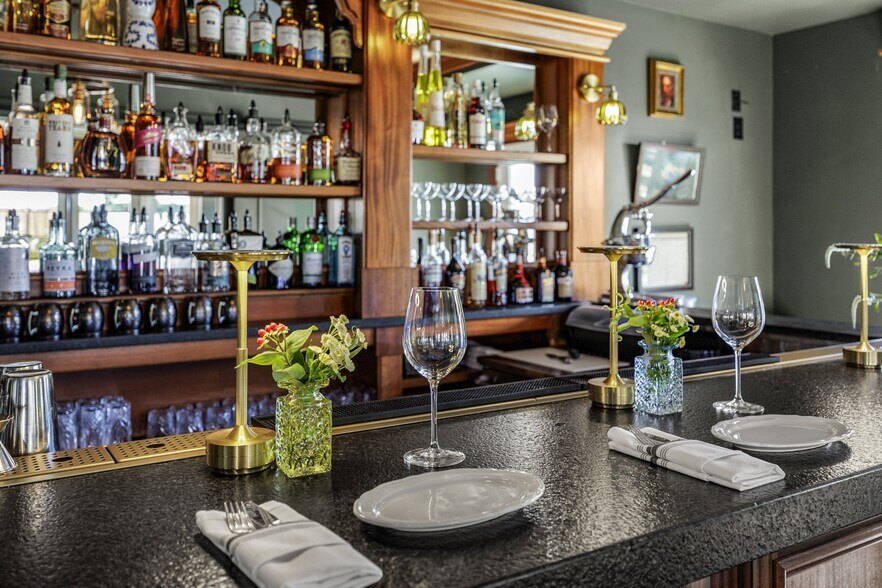 More Photos Of 240 E California St, Jacksonville Hotel For Sale