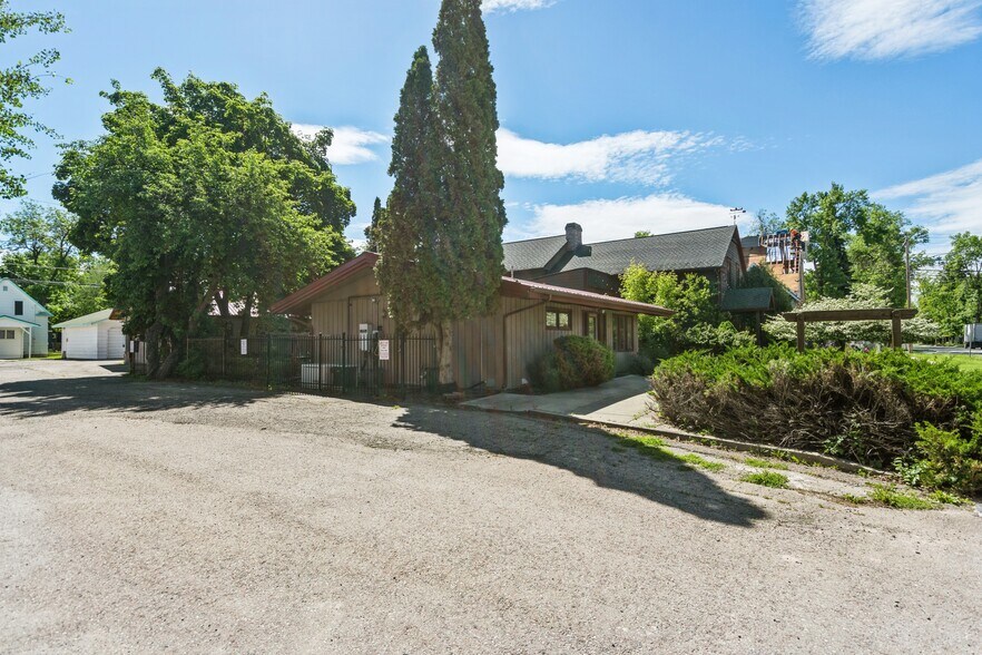 More Photos Of 327 Spokane Ave, Whitefish Flex For Sale