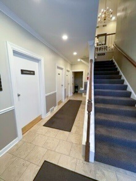 More Photos Of 600 W Roosevelt Rd, Wheaton Office For Lease