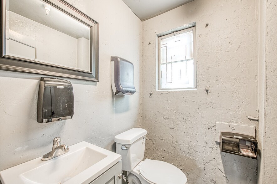 More Photos Of 135 Van Ness Ave, Fresno Warehouse For Lease