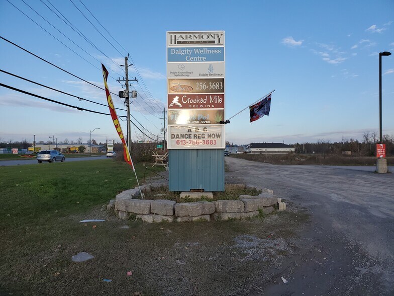 More Photos Of 453 Ottawa St, Almonte Storefront Retail Office For Lease