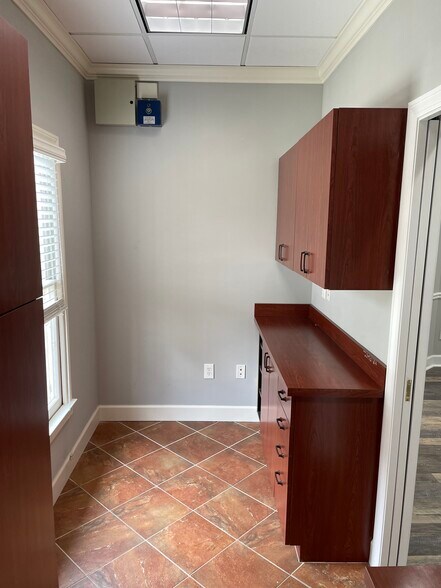 More Photos Of 595 Colonial Park Dr, Roswell Loft Creative Space For Lease