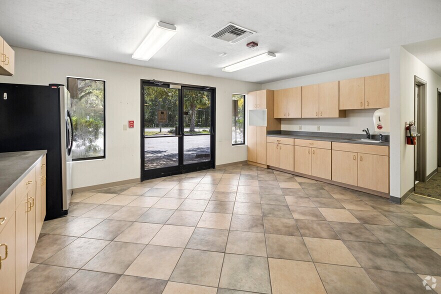 More Photos Of 730 NE Waldo Rd, Gainesville Office For Sale