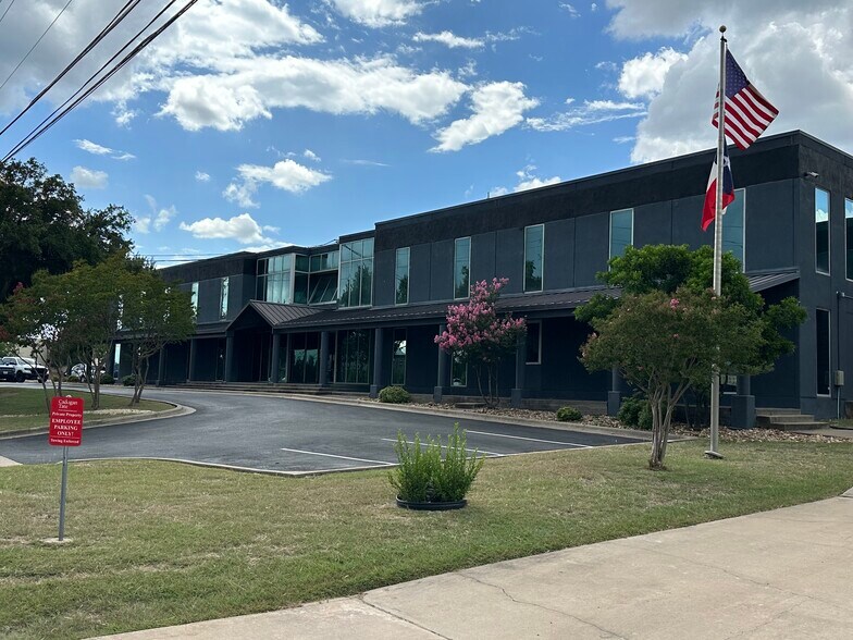 More Photos Of 3830 Promontory Point Dr, Austin Warehouse For Lease
