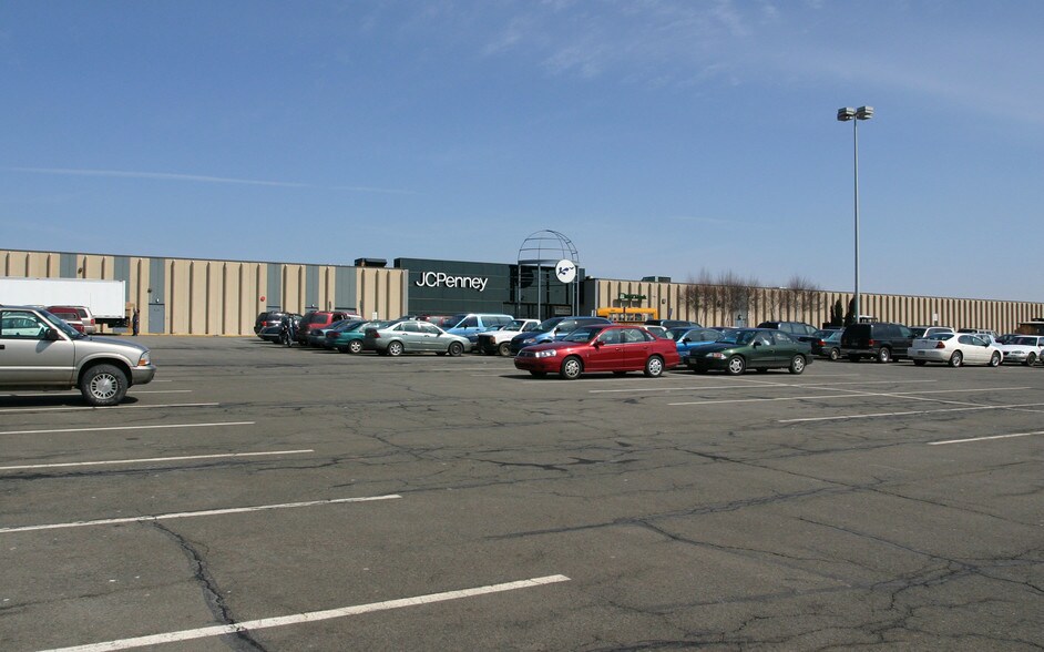 More Photos Of 106 Laurel Mall Dr, Hazleton Unknown For Lease