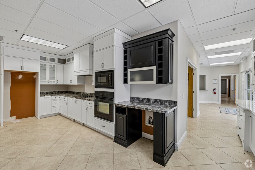 More Photos Of 740 NW Enterprise Dr, Port Saint Lucie Manufacturing For Lease
