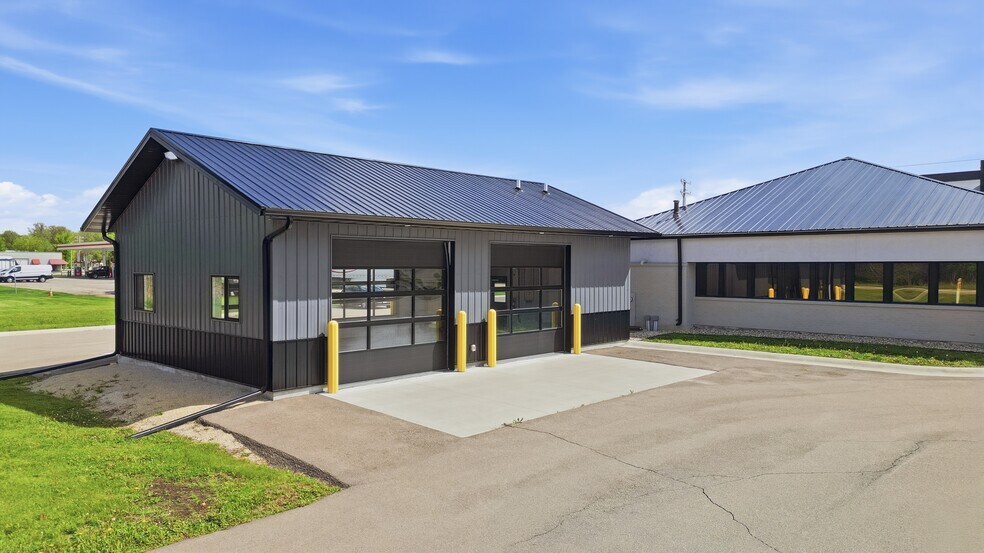 More Photos Of 1010 S 7th St, Rochelle Flex For Sale