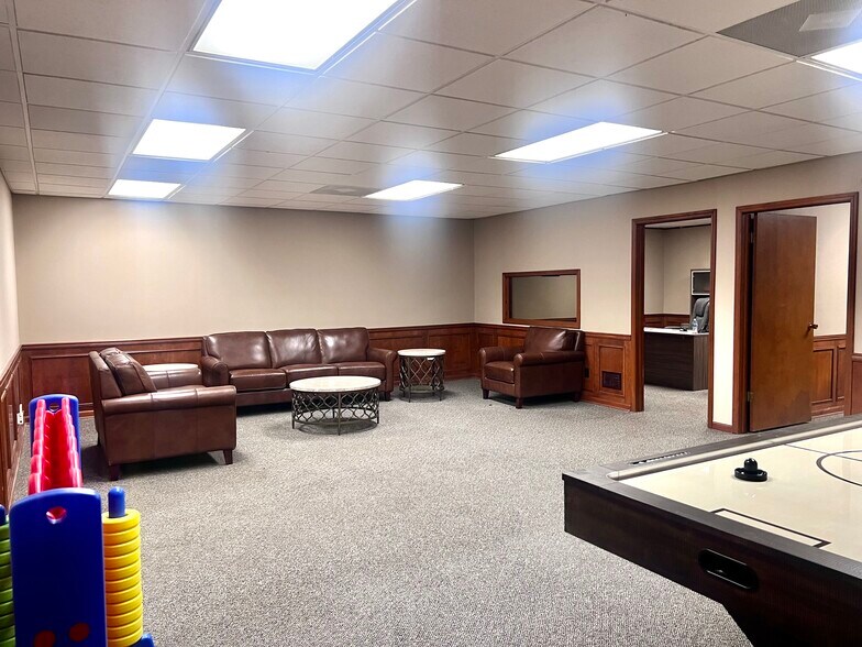 More Photos Of 7410 Sni-A-Bar Rd, Kansas City Manufacturing For Lease