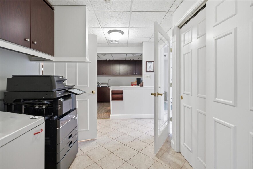 More Photos Of 20 Manor Rd, Smithtown Office For Sale